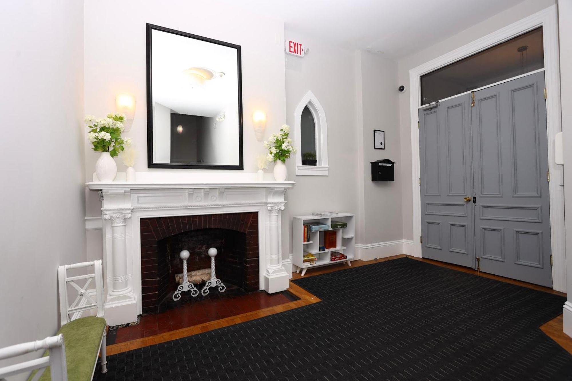 Stylish Studio On Newbury St #3 Бостън Екстериор снимка